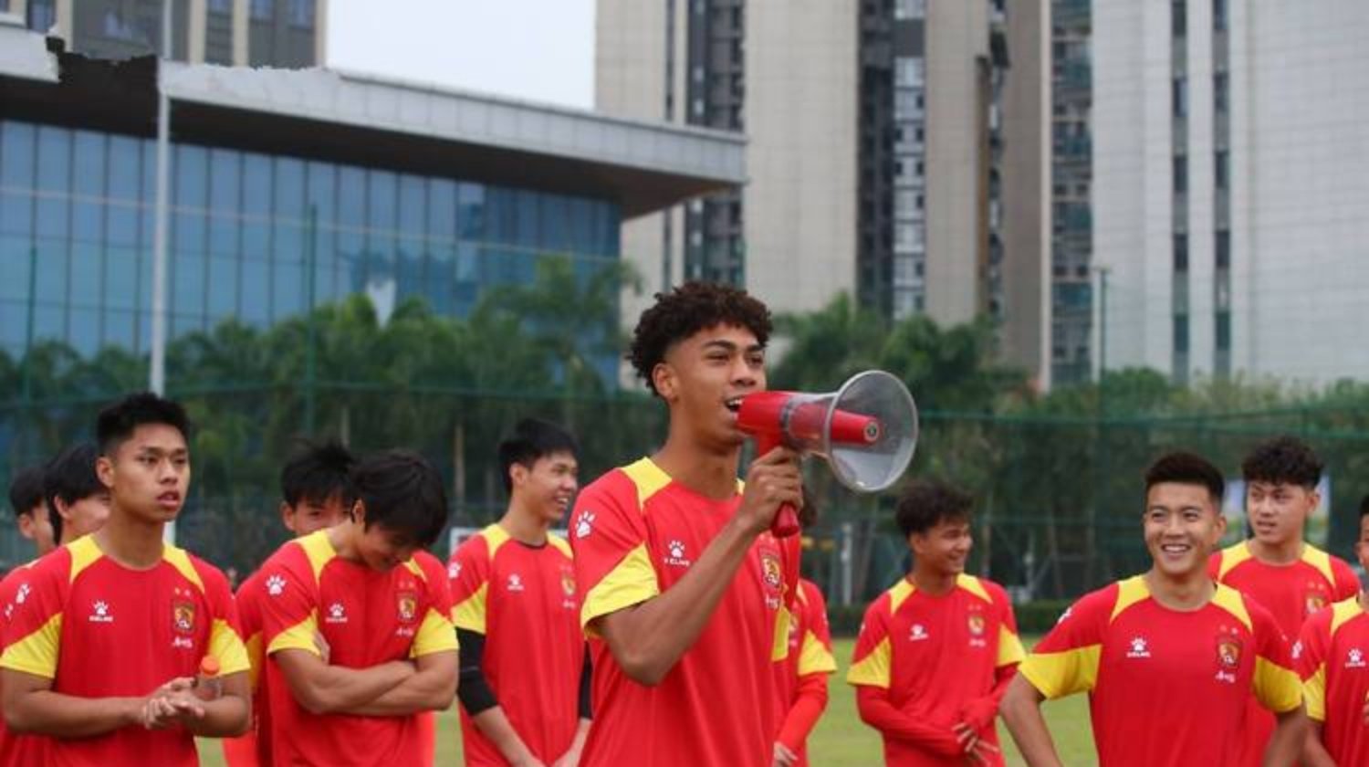 主力球员集结备战重要比赛，心态稳定