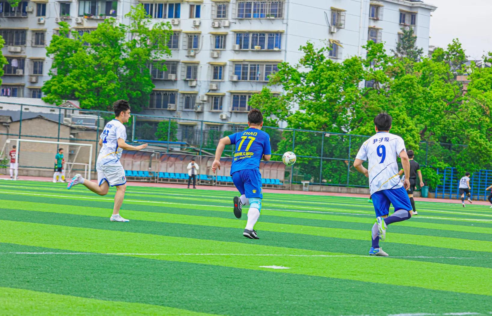 开云体育入口-绿茵场上的紧张气氛渐渐升温