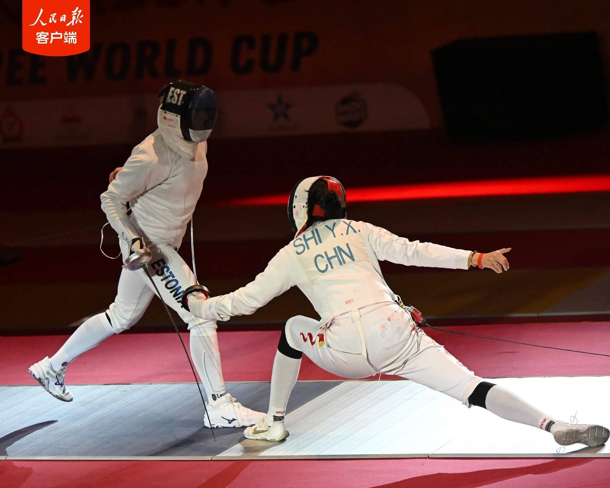 新西兰选手在击剑赛中取得胜利 新西兰选手在击剑赛中取得胜利