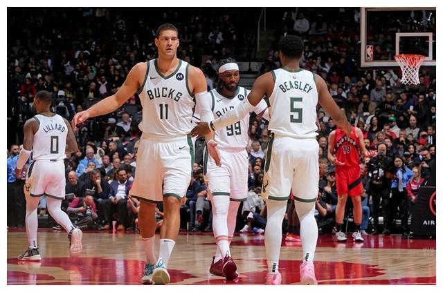 雄鹿主场击败猛龙,豪取首胜 雄鹿主场击败猛龙,豪取首胜